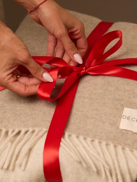 Decotiquepläd islagen i rött snöre